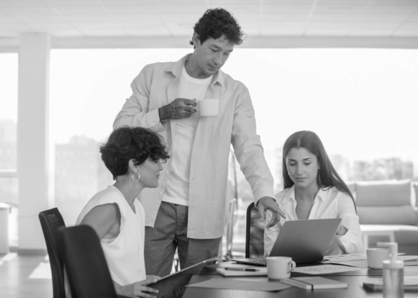 Reunión estratégica de negocios en oficina moderna