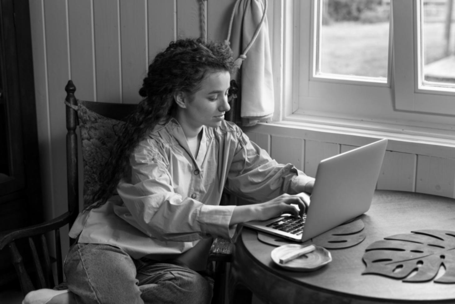 Equipo de sylvanqoreti trabajando en análisis financiero